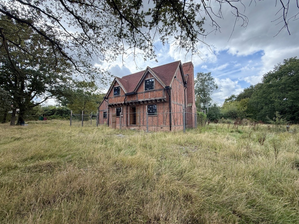 Lot: 15 - TUDOR-STYLE HOUSE IN NEED OF COMPLETION OCCUPYING OVER TWO ACRES - Additional picture of front aspect